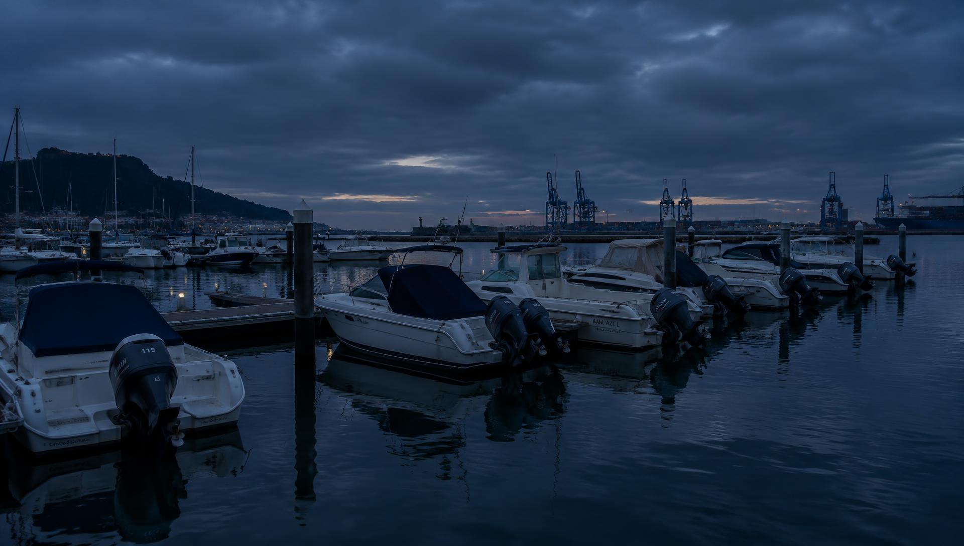 Marina com barcos de motor ao anoitecer